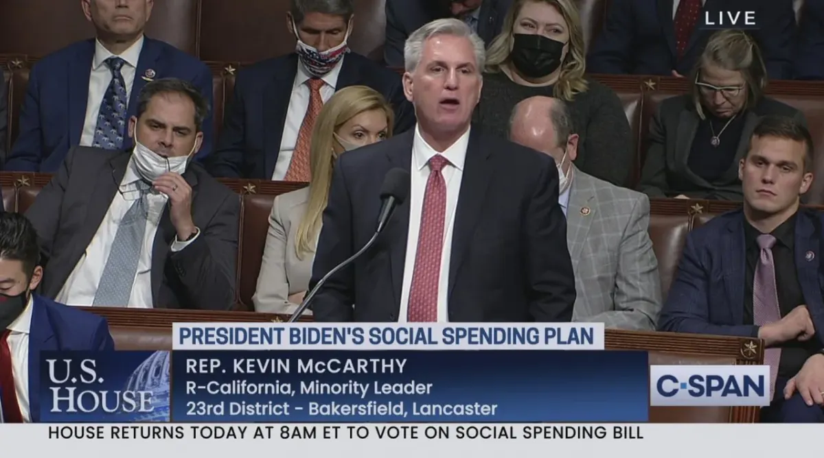 Кадр C-SPAN с конгрессменом Кевином Маккарти и подписью о голосовании Палаты представителей США Кадр C-SPAN с конгрессменом Кевином Маккарти и подписью о голосовании Палаты представителей США